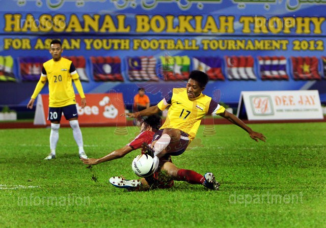 Nhưng hàng thủ của đội chủ nhà U.21 Brunei vẫn chơi rất tập trung và liên tiếp hóa giải những pha tấn công nguy hiểm của các tiền đạo U.19 Việt Nam.